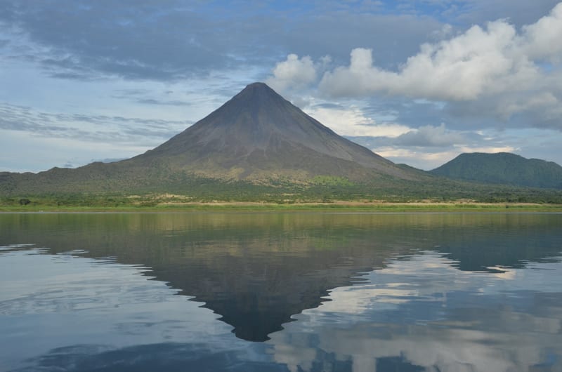 Volcan Arenal reflété dans le lac Arenal, vu depuis l’autre rive